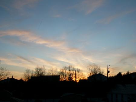 Beau couché du soleil près de chez moi au Québec .