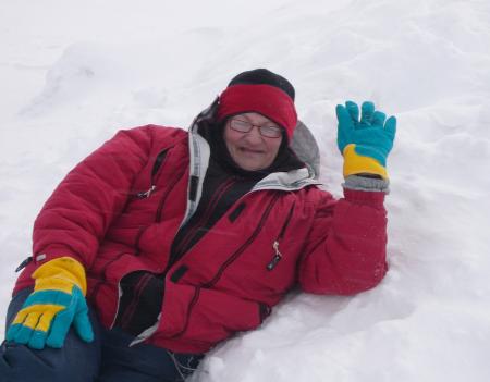Moi s'amusant dans la neige cé ben le fun même à notre âge .