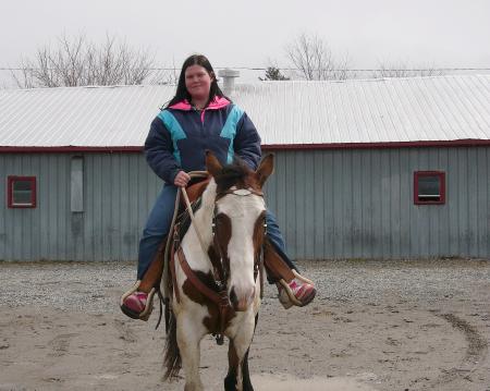Une  jeune fille sur son cheval .